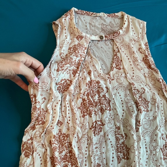 Cute Sleeveless top with front cutout flared bottom blouse size Small - Picture 7 of 16